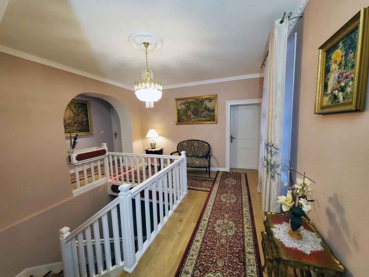 Logis Vélès Bed & Breakfast *