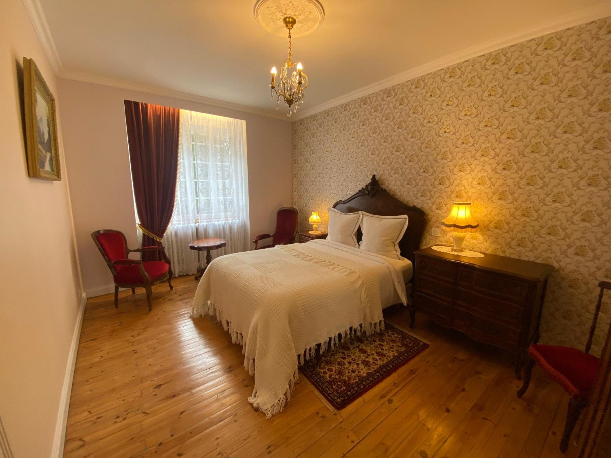 Logis Vélès Bed & Breakfast Aubin (Aveyron)