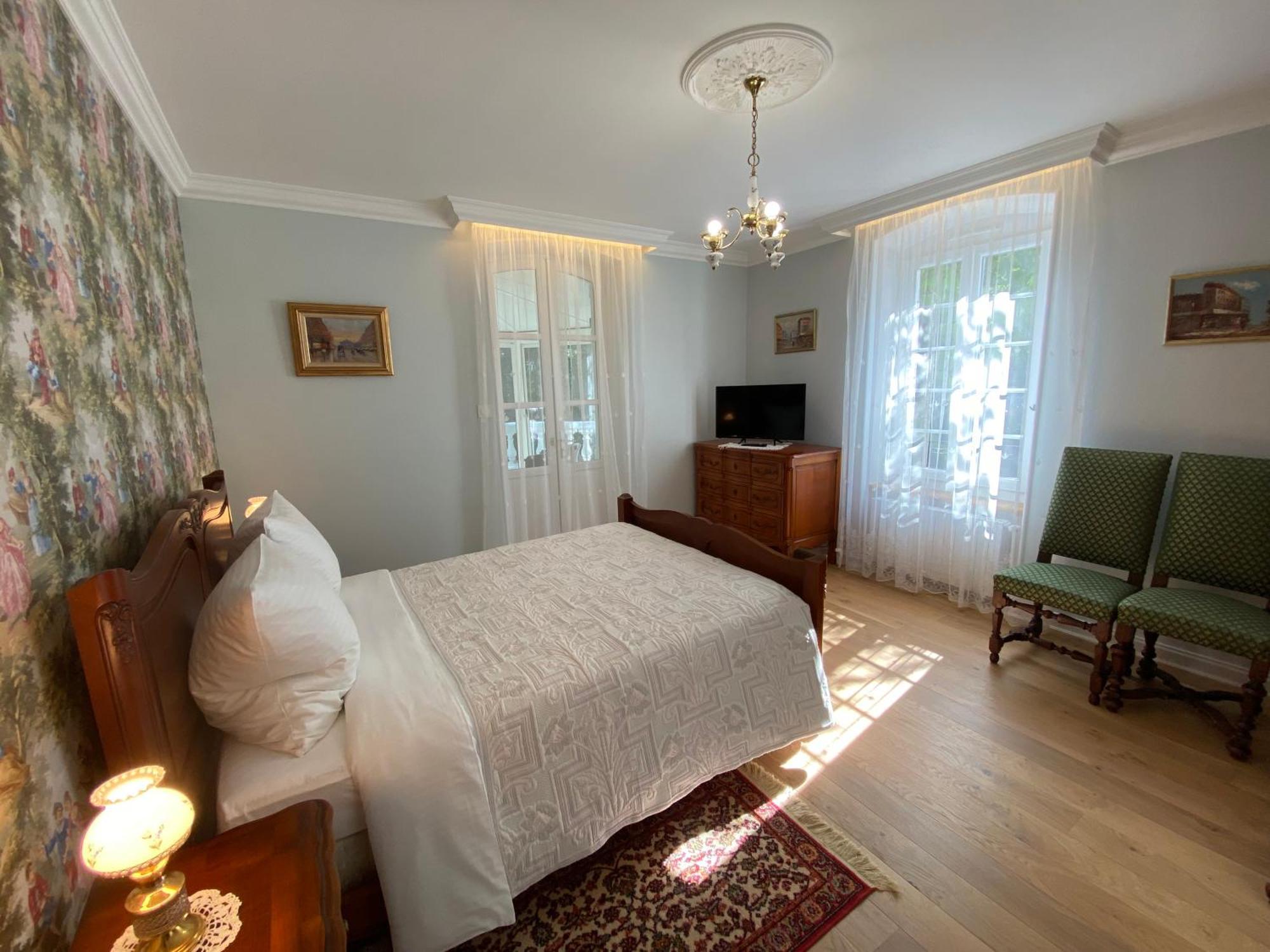 Logis Vélès Bed & Breakfast *